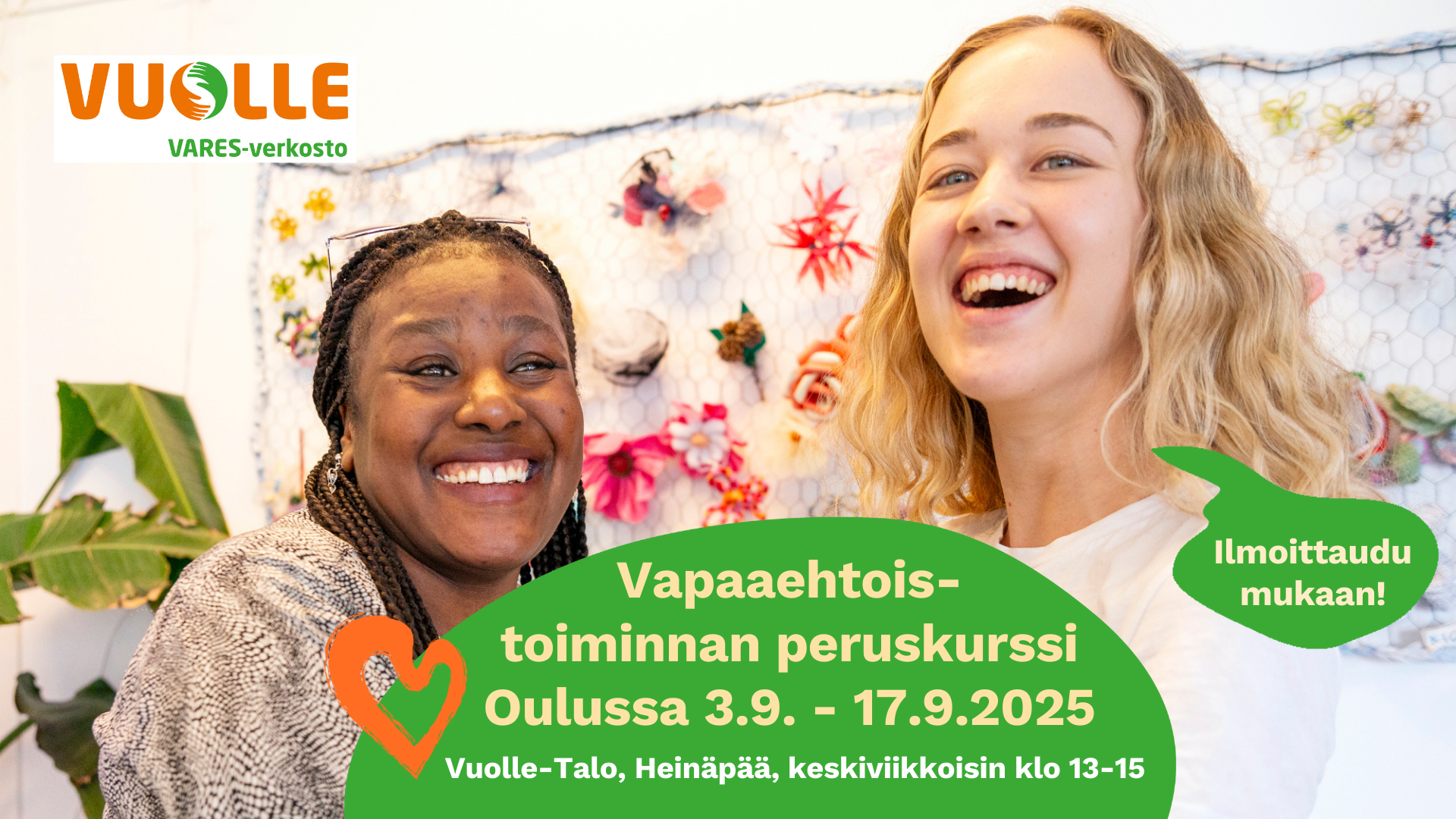 Kaksi nuorta naista nauravat, toinen on vaaleaihoinen ja toinen tummaihoinen